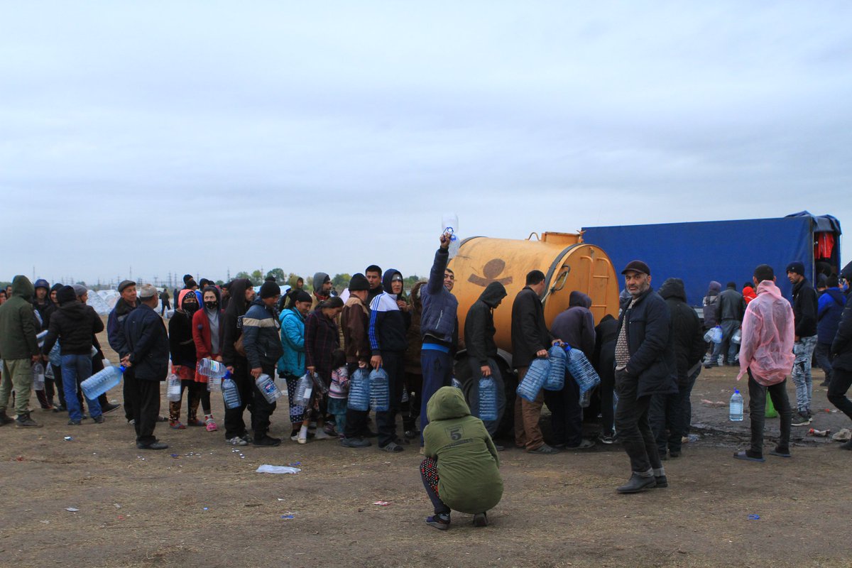 MaxMolab's tweet photo. Measures to contain COVID-19 in Russia resulted in a wave of #ShockMobilities as Central Asian migrant workers returned to their countries of origin. Read @nurlan_muminov’s report on the makeshift migrant camps that emerged at the Russian-Kazakh border.
https://t.co/i6bjedMpOQ https://t.co/i1Q7BklQ67