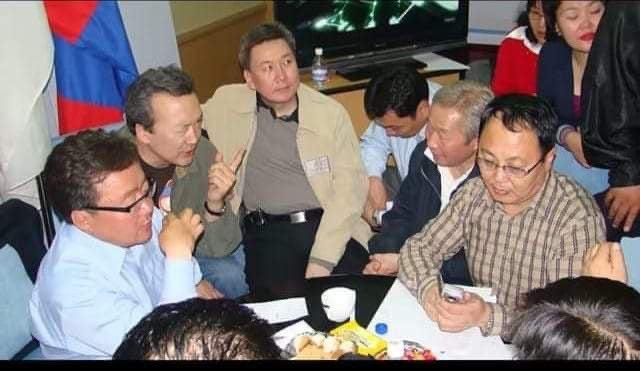 Энэ зурагт тэхдээ зөндөө эсрэг дүрийн баатар бна. 2 сая дойлуурын шантааж Дорлигоо, буу зэвсэг зарж баяжсан Луу Болдоо, эмнэлгийн газар дээрэмддэг Батж Батбаяр, анхны хонгилын Элвэгээ... Харин дунд нь манай нэр цэвэр дэвшигч аанай л сууж бна гэж мэгээд.🤪