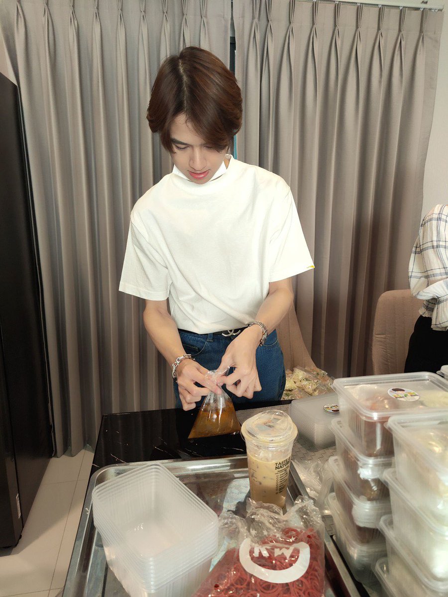 around_ent's tweet photo. ฟลุ้ค – ณธัช ครบรอบวันเกิดปีนี้ อิ่มรัก และ อิ่มใจ เปิดครัวทำอาหาร #Fluke_Cooking เพื่อนำไปมอบเป็นกำลังใจให้กับ บุคลากรทางการแพทย์

อ่านต่อ https://t.co/jcUn5dXTno

#fluke_natouch #FLUKE25thBDayWishes https://t.co/r9U2o3gzrC