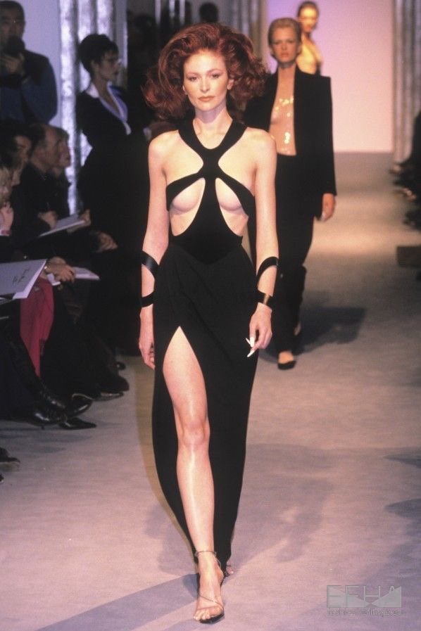 clitsters's tweet photo. Mugler Runway 1998 vs 2021 https://t.co/mWsfy71XBf