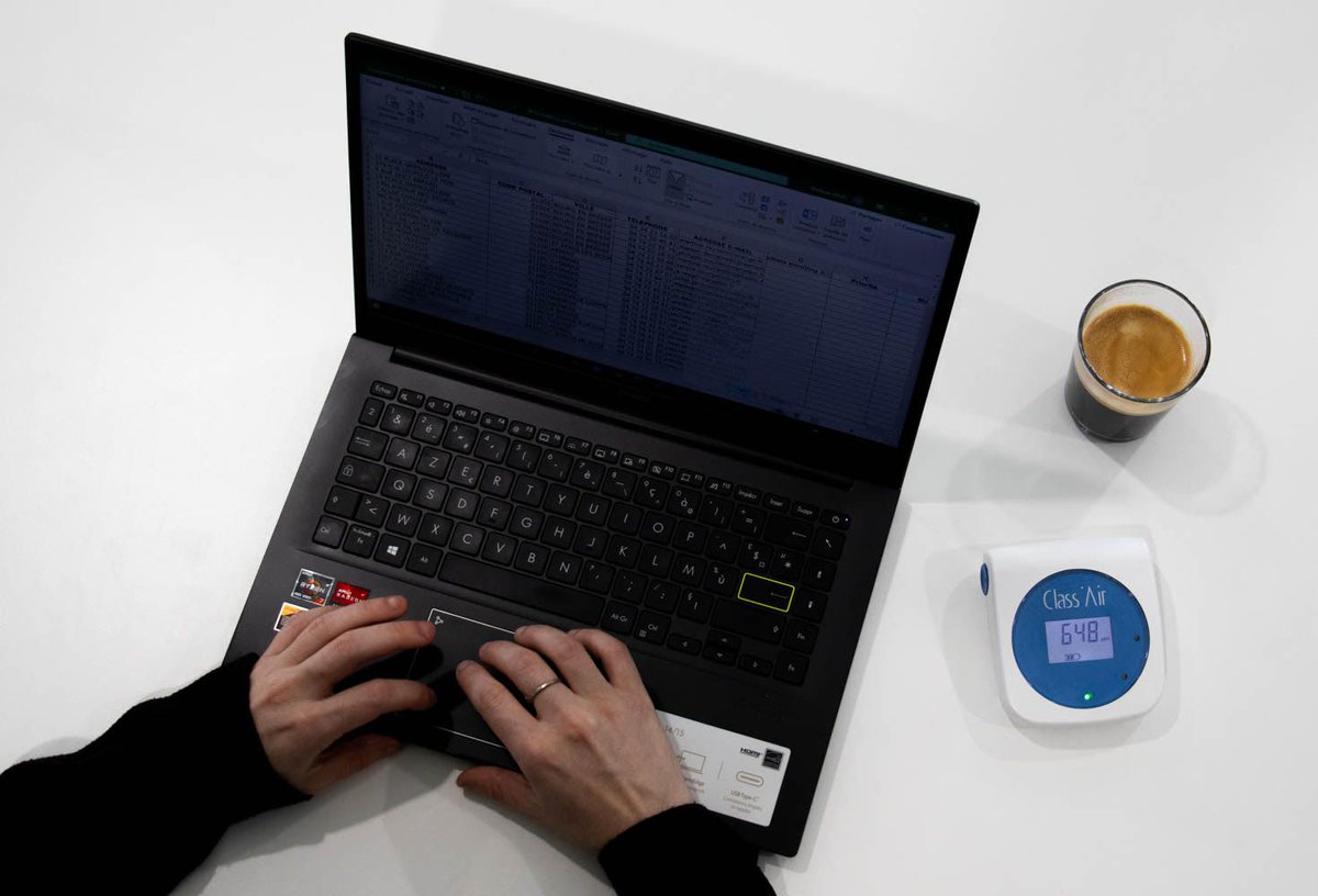 Aujourd’hui nous vous présentons..🥁🥁🥁
CLASS’AIR, notre capteur CO2

Il s'installe dans les cabinets dentaires, médicaux, les pharmacies..Et chez vous? 

🔋Autonome, facile à installer
🟢🟠🔴Voyants lumineux
🔊Signal sonore

🔵⚪🔴Solution Française ici: ow.ly/7X4Q50EZ96i