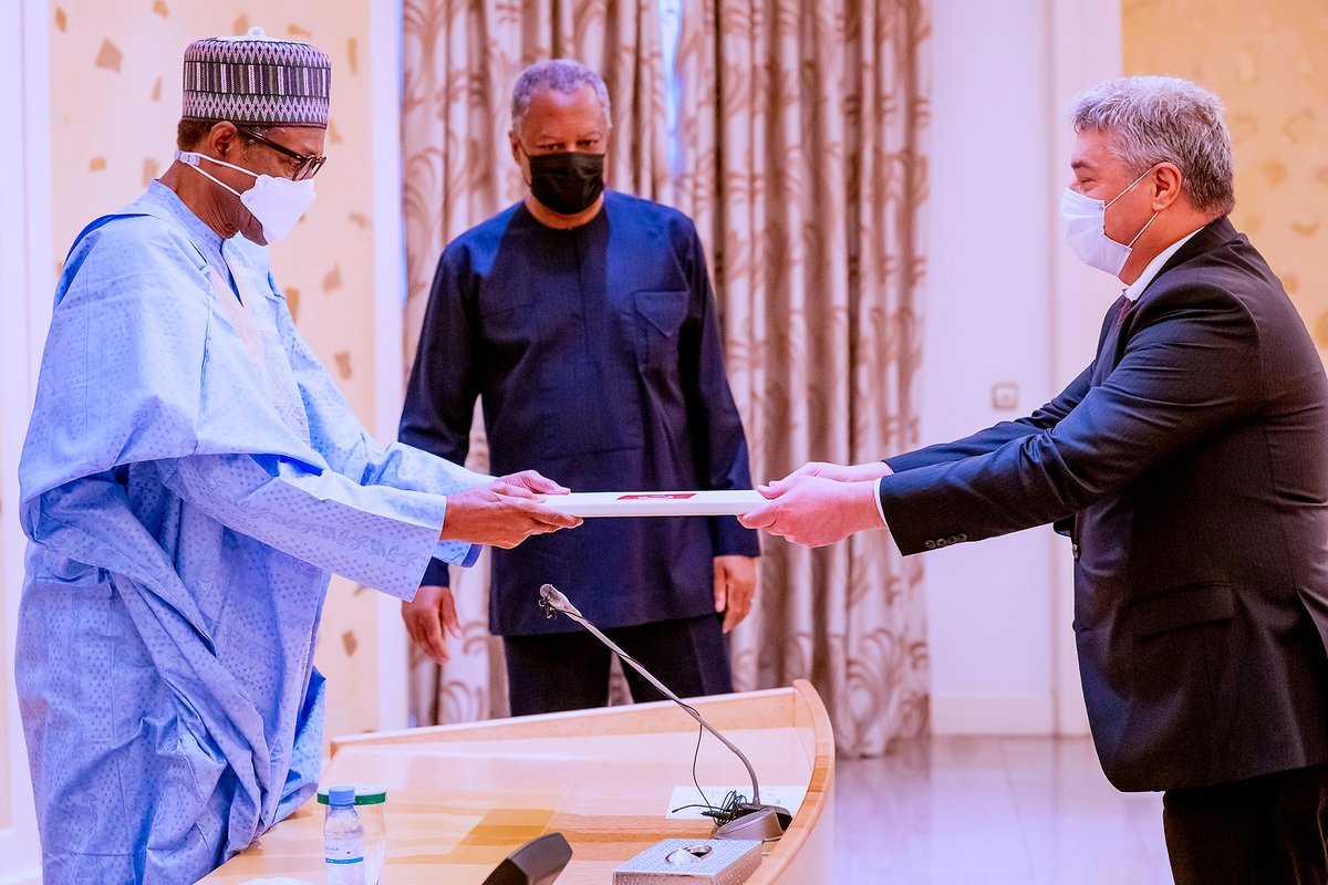 tvcnewsng's tweet photo. President Muhammadu Buhari receives Letters of Credence from Ambassadors of Bulgaria- Yanko Yordanou, China- Ciu Jianchun, Pakistan- Muhammad Tayyab Azan, Turkey- Hidayet Bayraktar and Ukraine- Valerii Kirdoda, at the State House, Abuja @MBuhari @ProfOsinbajo @GeoffreyOnyeama https://t.co/1eJzRV5Lwk