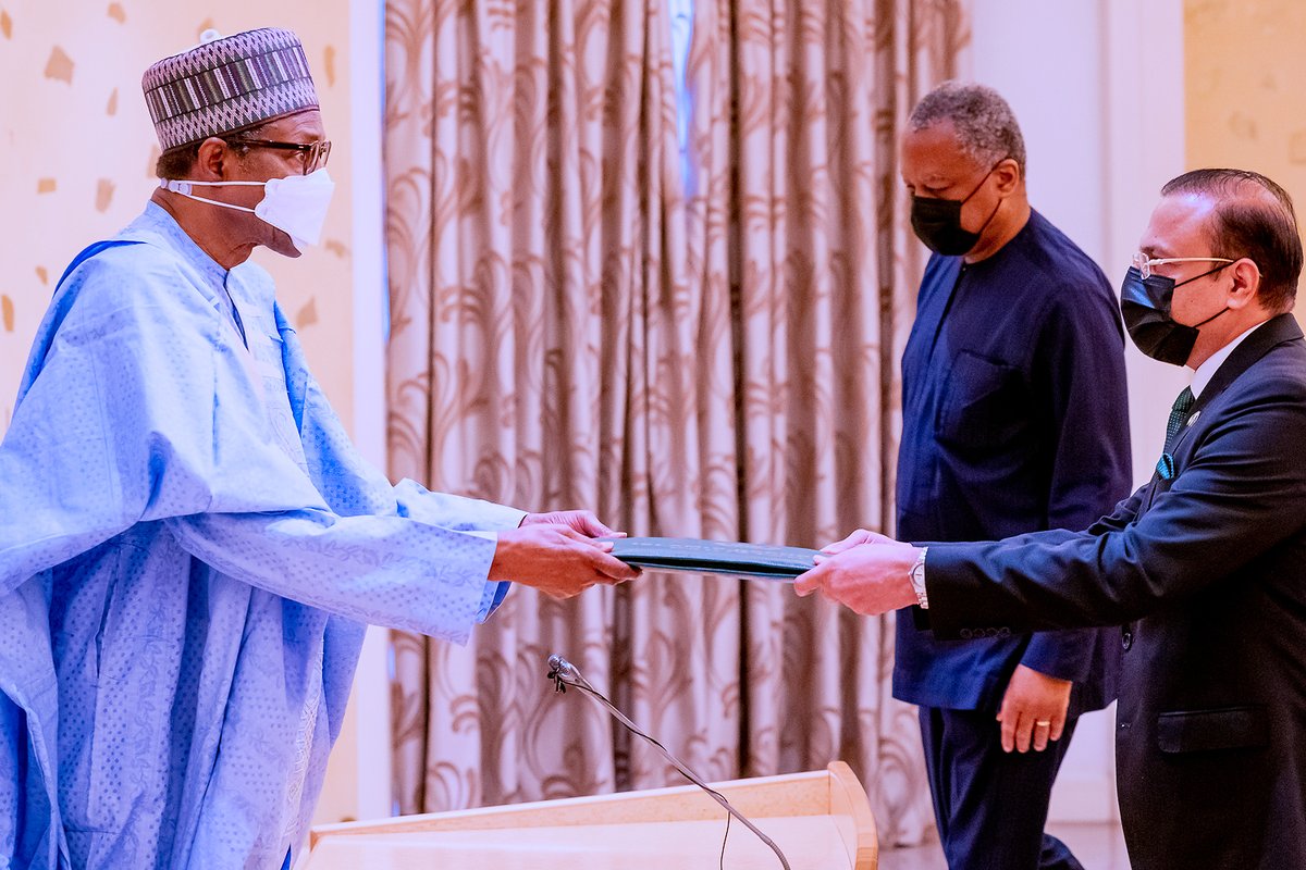 tvcnewsng's tweet photo. President Muhammadu Buhari receives Letters of Credence from Ambassadors of Bulgaria- Yanko Yordanou, China- Ciu Jianchun, Pakistan- Muhammad Tayyab Azan, Turkey- Hidayet Bayraktar and Ukraine- Valerii Kirdoda, at the State House, Abuja @MBuhari @ProfOsinbajo @GeoffreyOnyeama https://t.co/1eJzRV5Lwk