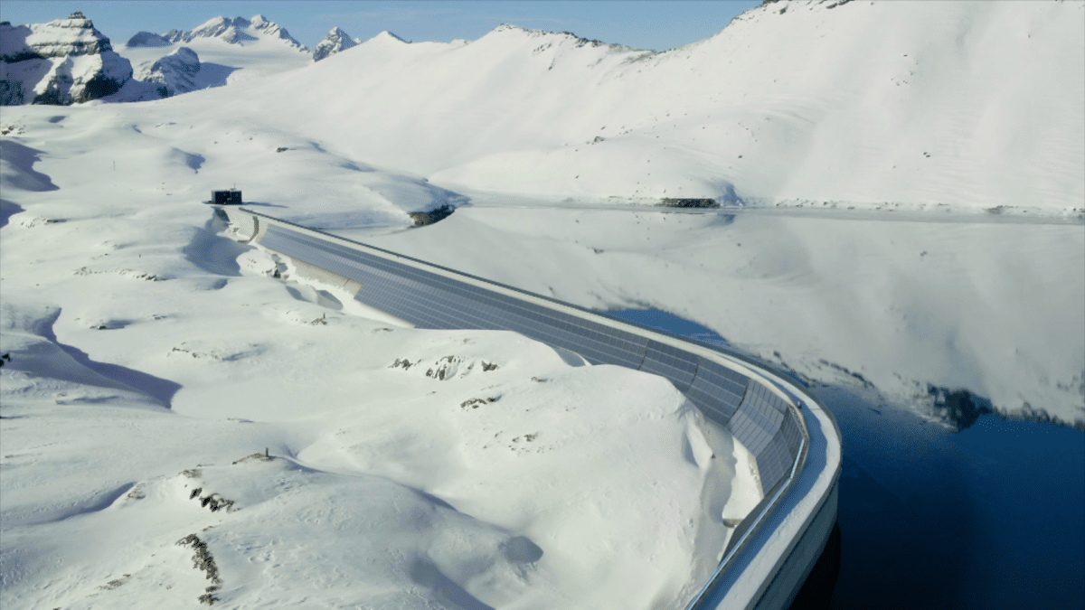 pvmagazine's tweet photo. Construction begins on vertical solar project in the Alps: The 2.2 MW vertical solar plant, built on a dam wall at an altitude of almost 2,500 meters above the sea level, is expected to be commissioned within four months. https://t.co/5KHMJMpU5I #solarenergy #solarpv #solar https://t.co/AjhLgYekUP