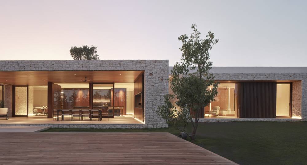 ArquitectosCTAC's tweet photo. #ARq_CS El origen de esta vivienda proyectada por @ramon_esteve se desarrolla a partir de una serie de cajas contenedores del programa y patios de luz, cosidos entre dos plataformas horizontales que delimitan el espacio. Ver proyecto en https://t.co/OvAwUfuFWV https://t.co/9xuqqxY0f6