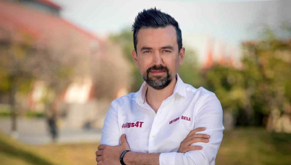 El es Arturo Ávila es un candidato de Morena en Aguascalientes que se pirateo la canción de "Voto Latino" de Molotov, pero si no fuese suficiente le cambió la letra sin pedir permiso a la banda, ahora le espera su demanda correspondiente.

Conclusión: en Morena son muy pndejos.