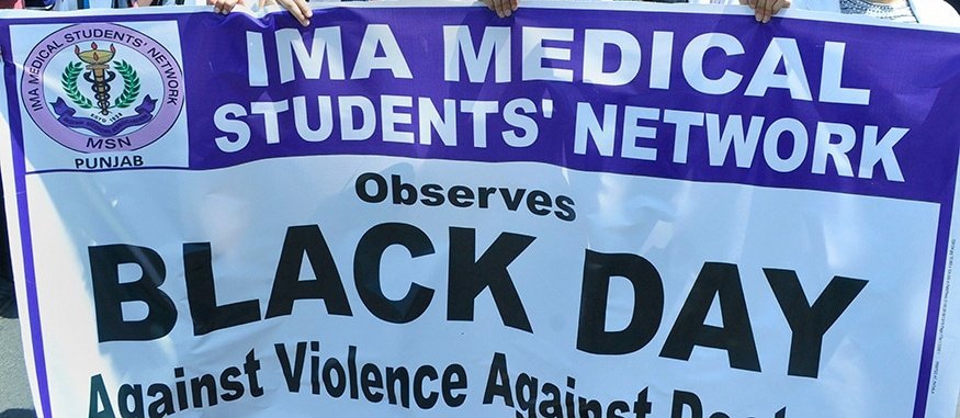 AiimsU's tweet image. हमारे बीच कुछ ऐसे डॉक्टर भी थे, जिन्होंने बीमार होने के बावजूद जन सेवा में विराम नही दिया ।
#समझ_रहे_है_बाबा_जी
लगातार सेवा कर,उनका इलाज कर देश का मान बढ़ाया और आप कह रहे है कि हम देश का मजाक बना रहे है😡😡
#बोलने_से_पहले_सोचिए
@yogrishiramdev 
@Ach_Balkrishna 
@PriyankaJShukla