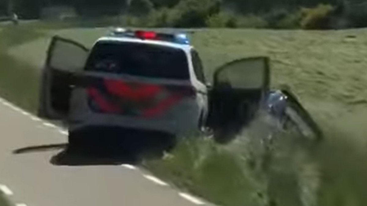 Politie duwt gestolen Fiat 500C de sloot in:.