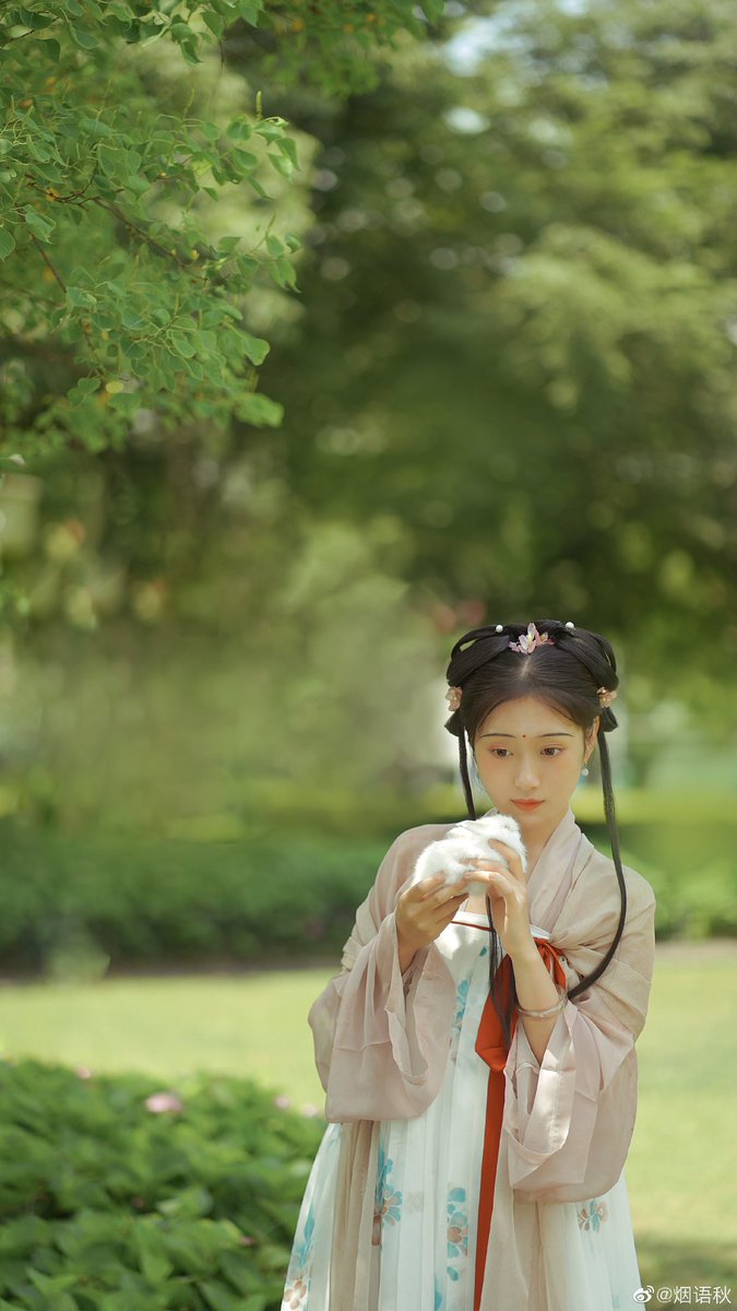 znksk3's tweet photo. hanfu
#傳統文化 #中華風
#ChineseCostume  #漢服チャレンジ
#汉服挑战 #한푸_도전 #China #汉服 #漢服 #한푸 
#Chinese_style #中国风 #中国 #ChineseCostume #chinesefashion #ChineseCulture #ChinaStory #Chinese_culture #hanfu_challenge #hanfu https://t.co/rcPyAWhx7k