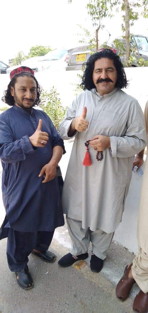 maiwandkakar47's tweet photo. اج علی وزیر کو جیل سے چیک اپ کےلئے ہسپتال لایا گیا۔جہاں انکو ضمانت منسوخ ہونے کابھی بتایاگیا۔جس پر علی خان وزیر نے کہاکہ میں ذہنی طورپر ہرحالات کیلیۓ تیارہوں۔
#ReleaseAliWazir https://t.co/7r4imdelib
