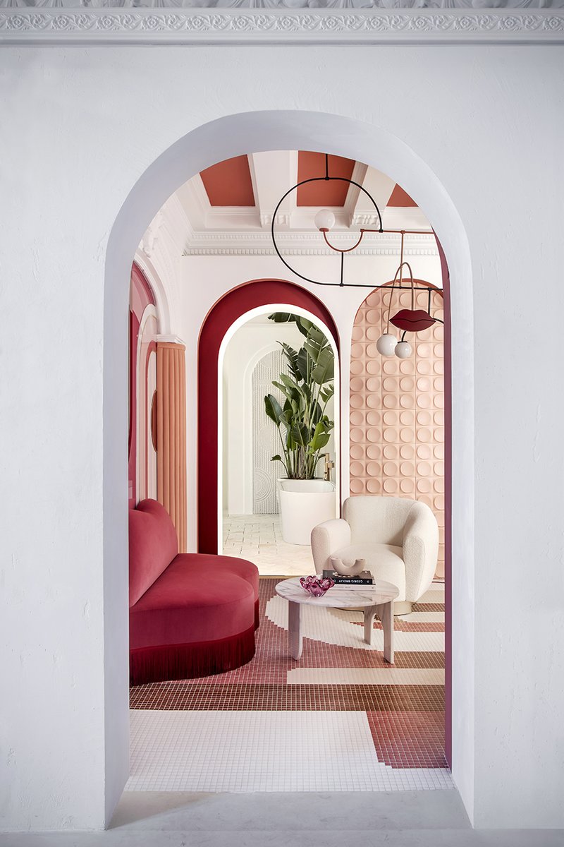 HISBALITmosaico's tweet photo. ¡VA DE CURVAS! | @VgLiving | @CasaDecor
El #arco se impone como hilo conductor en el #suelo, en las paredes y el mobiliario de 💋 #MissYourKiss
ALFOMBRA DE #MOSAICO #ArtFactoryHisbalit ➡ https://t.co/l81JJIrXjG !
📸© #PalomaPachecoTurnes
#Hisbalit #SueloDeMosaico https://t.co/F60R1hez3J