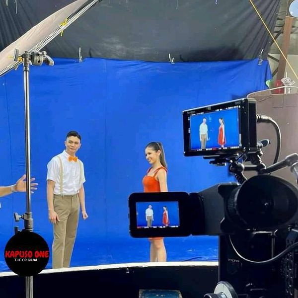 for__keeps's tweet photo. Kapamilya actor Vhong Navarro at Kapuso star MAINE MENDOZA magsasama sa iisang BTS TV Commercial 

Sa post ni Vhong Navarro sa IG Account niya:
"Masaya at magaan katrabaho!👐Nice working  with you @Mainedcm?? 

#Soon #Blessing #EatShowtime https://t.co/9ia2DLlLpp