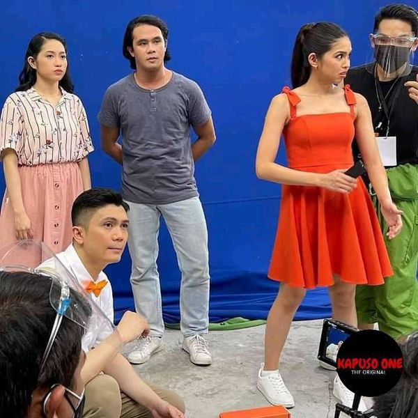 for__keeps's tweet photo. Kapamilya actor Vhong Navarro at Kapuso star MAINE MENDOZA magsasama sa iisang BTS TV Commercial 

Sa post ni Vhong Navarro sa IG Account niya:
"Masaya at magaan katrabaho!👐Nice working  with you @Mainedcm?? 

#Soon #Blessing #EatShowtime https://t.co/9ia2DLlLpp