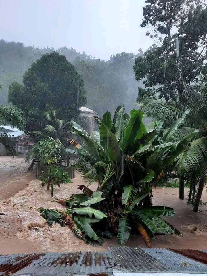 koletteymadelo5's tweet photo. Baha sa Sitio Basak, Brgy. Rizal, Maasin City, Southern Leyte dulot ng bagyong #DantePH

#PrayFotMaasinCity https://t.co/uRD9wPJ4KE
