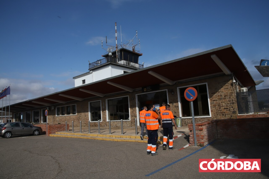 cordoba's tweet photo. #CórdobaEsp | Las obras de la terminal del aeropuerto empiezan una década después de la ampliación de la pista. Los trabajos se prolongarán durante casi un año y adaptarán el edificio para acoger a pasajeros de vuelos regulares 👉 https://t.co/3JPDyy1I1h https://t.co/i6eNaQslqQ