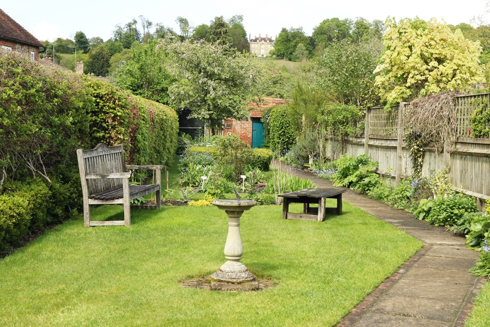 Amershammuseum's tweet photo. The #OldRectory in Amersham was built in the 1730s by Reverend Benjamin Robertshaw. It was often the second son of the Lord of the Manor who was appointed as the Rector. https://t.co/beBEb8Ivoj This view of The Old Rectory is from the #AmershamMuseum Garden in Spring #amersham https://t.co/5fdxamThWW