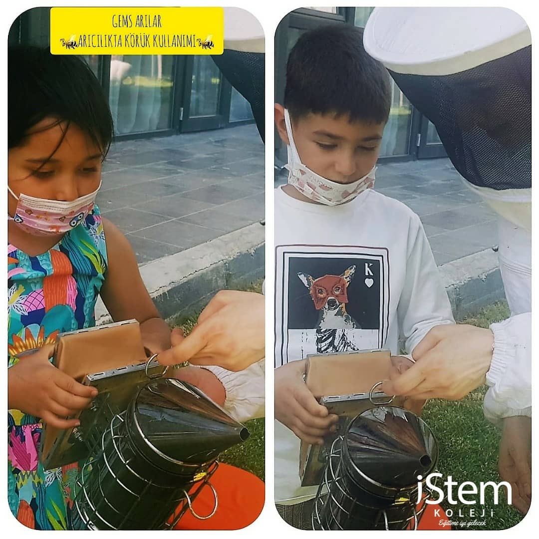 iStemKoleji's tweet photo. Arıcılıkta körük kullanımını deneyimleyerek öğrenen Anaokulu öğrencilerimiz yaşamın içinde gelişiyor. Onlar geleceğimiz. Geleceğimizi önemsiyoruz.🌟
#iStemAnaokulu #Geleceğimiz #MutluGelecek https://t.co/rvHnq79Gvz