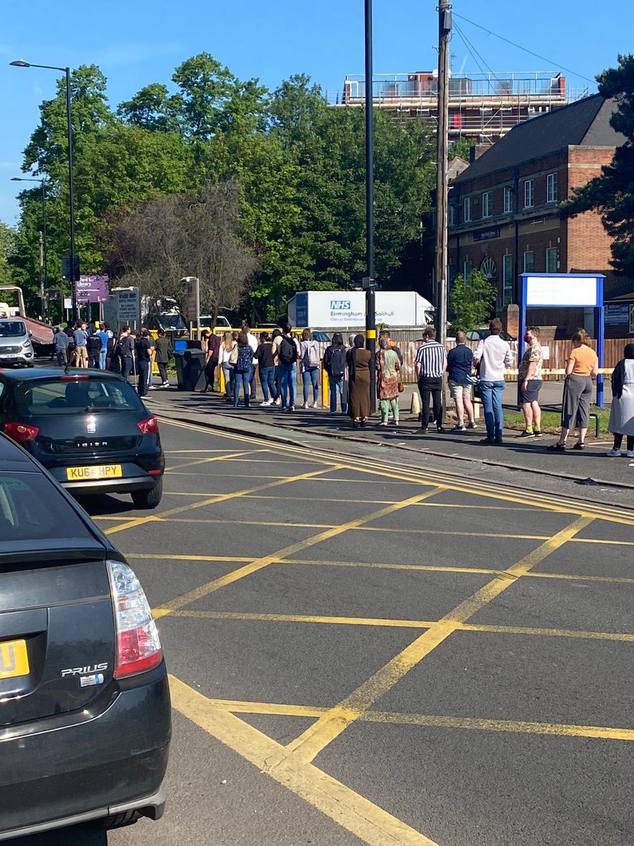 CllrMajid's tweet photo. Huge queue outside #WardEndLibrary for the #COVID19 pfizer vaccination that is open to anyone over the age of 18
The mobile van has a supply of 250 available today.
@NHSBSolCCG please extend the hours so that more vaccines can be administered 💉
Much appreciated
This 👇🏽 https://t.co/Hkl5rZublm