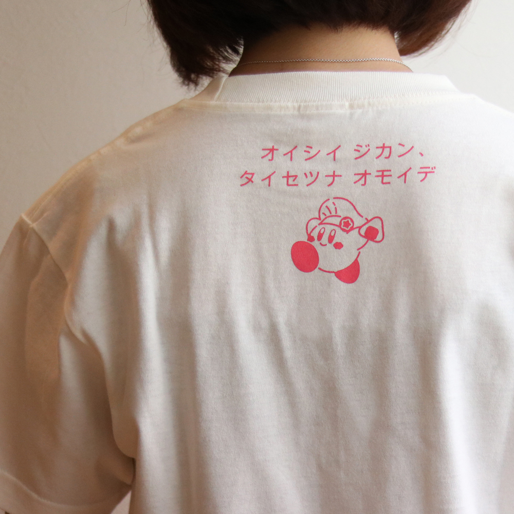 Kirby Cafe カービィカフェ 6 4 金 より発売予定のカタカナロゴの Tシャツ が登場 フロントのカタカナロゴ とバックのおにぎりを持ったカービィのプリントが可愛いポップなデザインです 通販サイトは6 4 金 10 00より販売開始 T Co