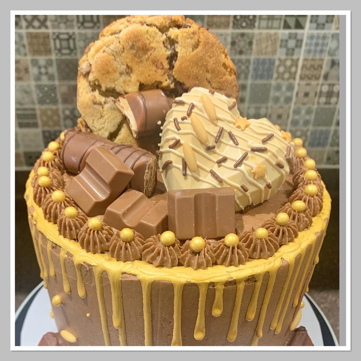 MHBakery's tweet image. Who loves a bit of chocolate cake? #chocolatecake #birthdaycake