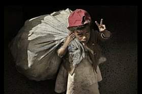 فـّي بـَلادنا يـبَـحـَثـون عـَن الـمـفّـطر فـّي رمـَضـَان لـ يـعّـاقـبَـوه

ولا يـَبـحـّثـون عـن الـجّـائـع طـّوال الـسَـنـَة لـ يـطّـعـمـوه !!

#قبحكم الله