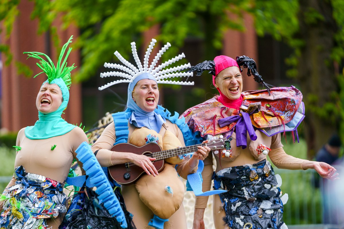 NNFest's tweet photo. That's a wrap on Norfolk & Norwich Festival 2021 🎇
Through wind, rain and Covid, audiences enjoyed live (!!) performances, world premieres and immersive experiences thanks to our amazing team of volunteers, artists, crew, staff and partners.
#NNF21 was a special one 💜 https://t.co/lCEjGXAq2r
