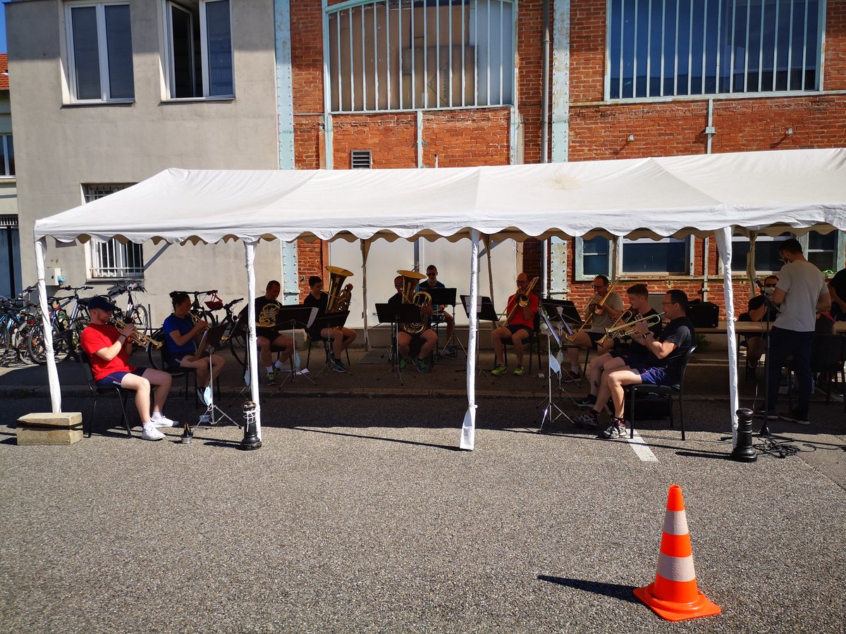 Musartillerie's tweet photo. #direct c'est parti depuis 09h00 ce matin pour le challenge de la musique de l'artillerie #JNBAT 2021. Avec le soutien musical du quintette de cuivres, 24 heures non stop de course à pieds en relais en soutien à nos blessés. #BLSDay #AvecNosBlessés https://t.co/no45BYhpz2