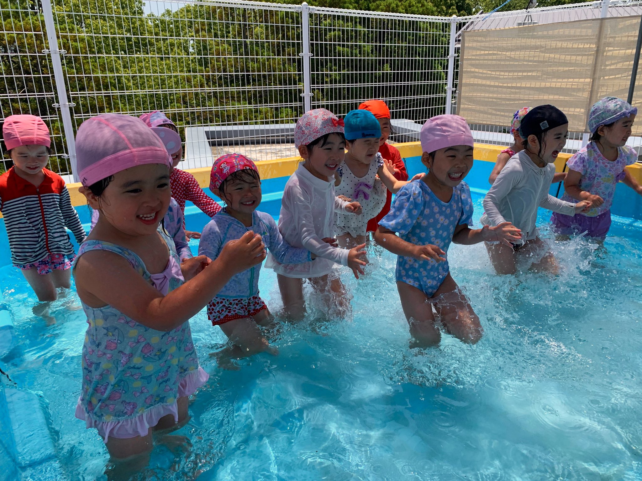久留米あかつき幼稚園 久留米あかつき幼稚園のプール開き 朝から 6月になったからプールだよね 心を躍らせていた子ども達 安全にプール遊びが出来るように神様にお願いをしてスタートしました 暑さに負けない位子ども達の笑顔が輝いていたので