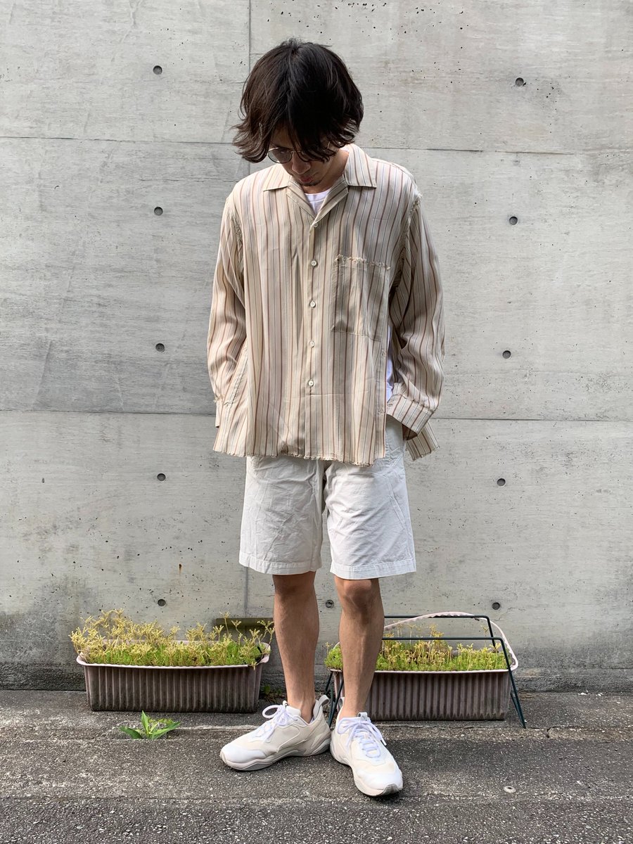 K2j ストライプ柄オープンカラーシャツを使ったショートパンツコーデ T Co 4qgry9fyrc Outfit Shirt Yoke Tee Hanes Pants Mhl Shoes Puma ストライプシャツ ショートパンツ ダッドスニーカー プーマ メンズコーデ ワントーン
