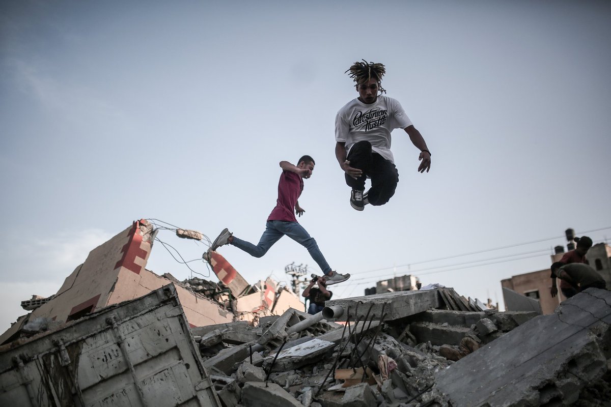 SabaraCheikh's tweet image. Sur les décombres des bâtiments détruits par l'occupation israélienne, un groupe de jeunes Palestiniens pratique le "parkour" pour mettre en lumière les crimes de l'occupation dans la bande de #Gaza.
#FreePalestine