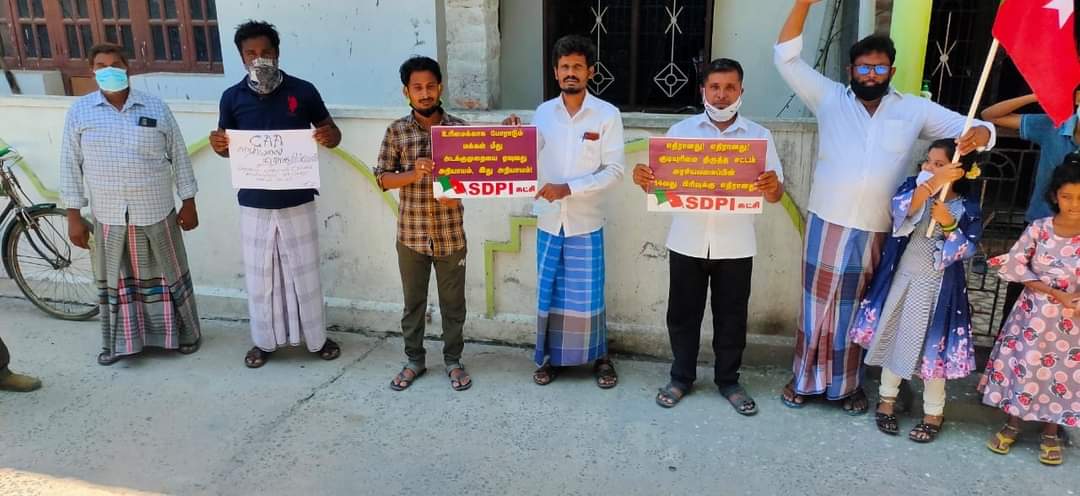 Gingee_farook's tweet photo. #stopCAApolitics
மோடி அரசின் மலிவான சி.ஏ.ஏ. அரசியலை கண்டித்து நாடு முழுவதும் #SDPI கட்சியின் சார்பில் அறவழி போராட்டங்கள் நடைபெற்று வருகின்றன அதன் ஒரு பகுதியாக #செஞ்சியில்
மாவட்ட செயலாளர்  M.பாரூக் தலைமையில் 
#NoCAA #NoNRC #NoNPR #SDPITamilnadu #RejectCAA #RejectNRC #RejectNPR https://t.co/5cZNaAvEkg