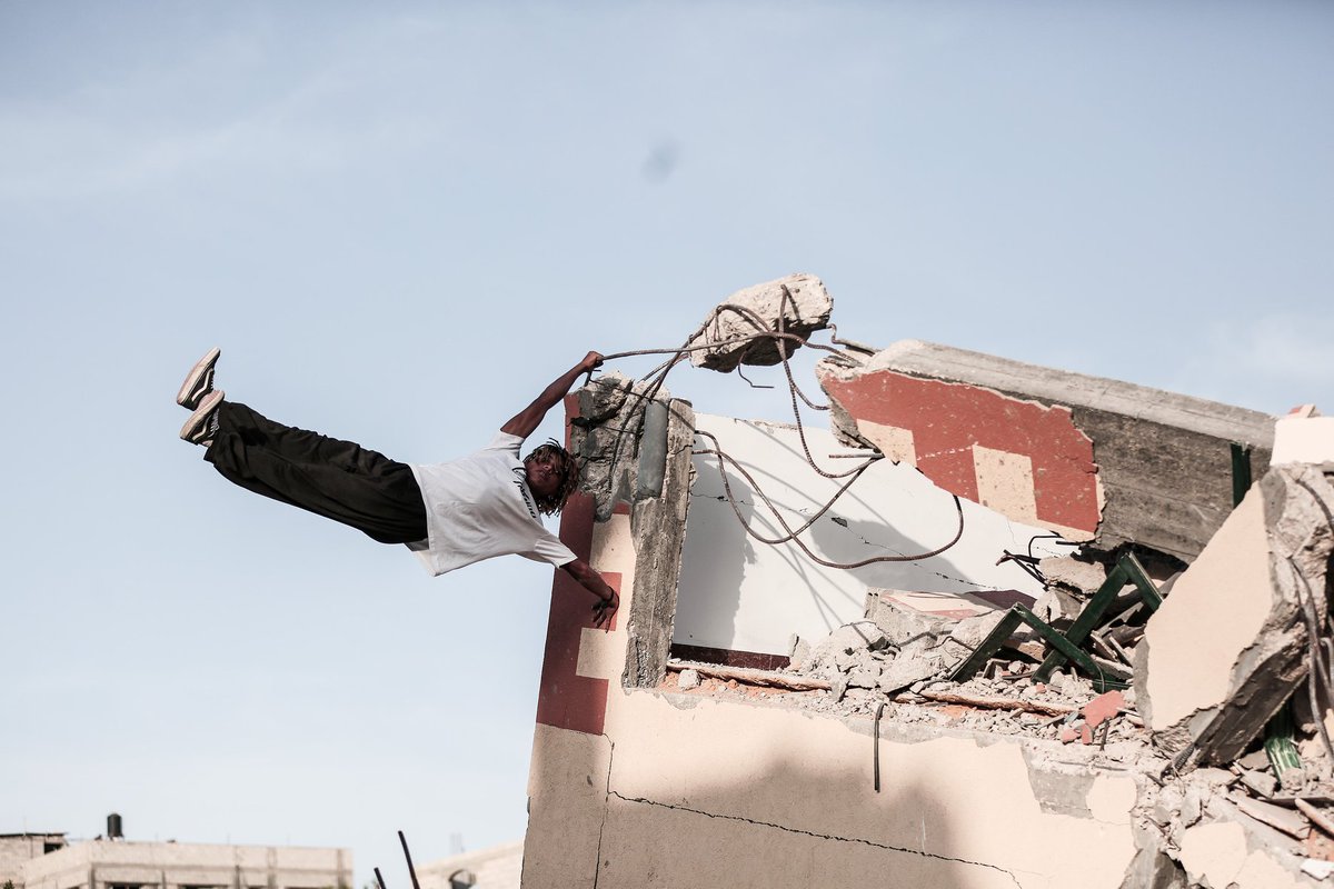 SabaraCheikh's tweet image. Sur les décombres des bâtiments détruits par l'occupation israélienne, un groupe de jeunes Palestiniens pratique le "parkour" pour mettre en lumière les crimes de l'occupation dans la bande de #Gaza.
#FreePalestine
