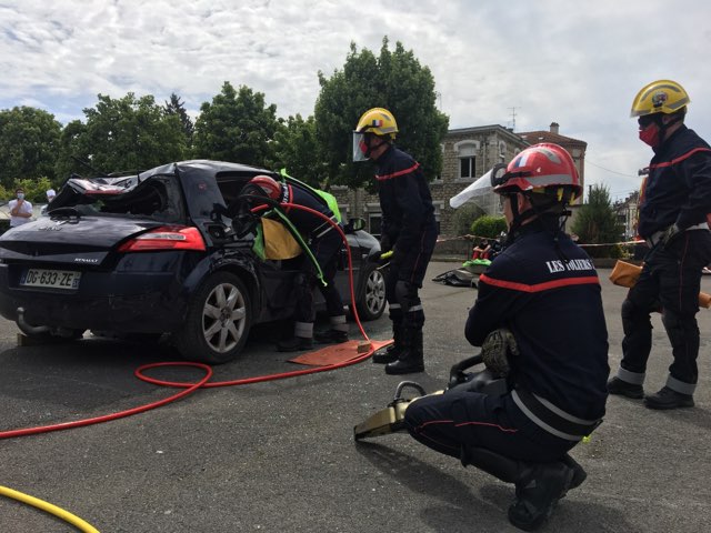 SDIS51's tweet photo. [#PREVENTION] A l’occasion des journées de la sécurité routière, l’équipe départementale « secours routiers », les Tôliers 51 🦞, ont organisé une manœuvre de désincarcération au lycée Gustave Eiffel à Reims vendredi dernier. https://t.co/jkvAzEZbMz