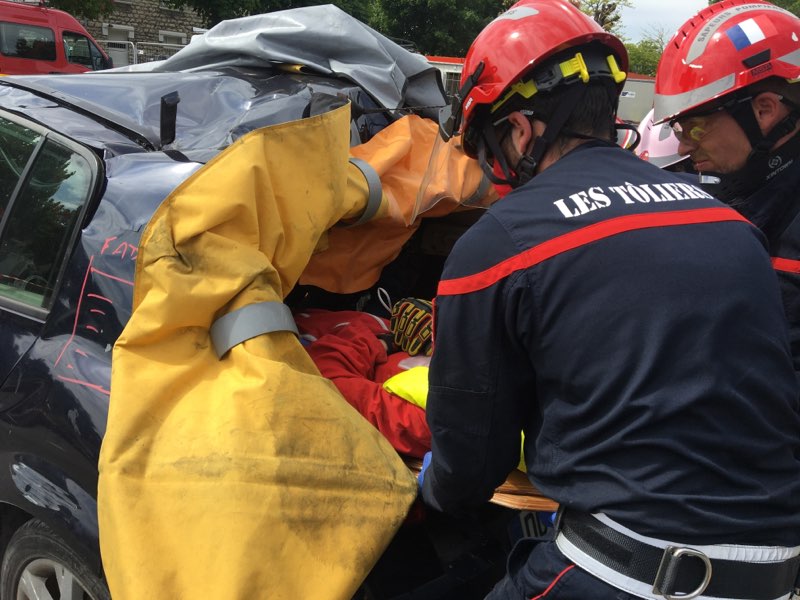 SDIS51's tweet photo. [#PREVENTION] A l’occasion des journées de la sécurité routière, l’équipe départementale « secours routiers », les Tôliers 51 🦞, ont organisé une manœuvre de désincarcération au lycée Gustave Eiffel à Reims vendredi dernier. https://t.co/jkvAzEZbMz