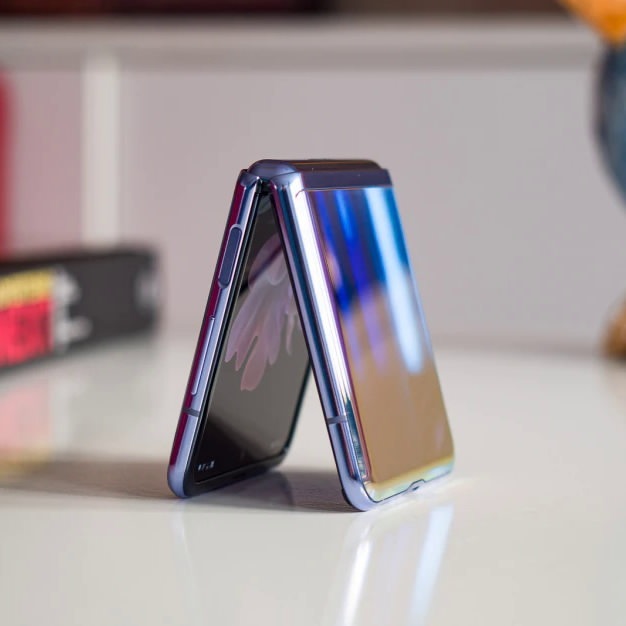 techotricks's tweet image. #Samsung #GalaxyZFlip3 to weigh the same as Flip #5G! 
 #phones #billionairehomes #billionairemindset #luxuryhomes #billionairetoys #billionaire #luxury #luxurylifestyle #supercars #luxuryhouses #billion #apple #rich #richkidsofinstagram #mansion #mansions #nokia #samsung #iphone