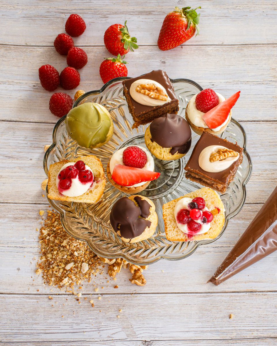 Gustarsi un pasticcino è bello, soprattutto se sono preparati da una pasticceria artigianale
Scatto sono realizzato con la luce ambiente che proviene dalle finestre del laboratorio, una soluzioneche trovo andando a scattare le fotografie a "casa" dei clienti
#foodphotography