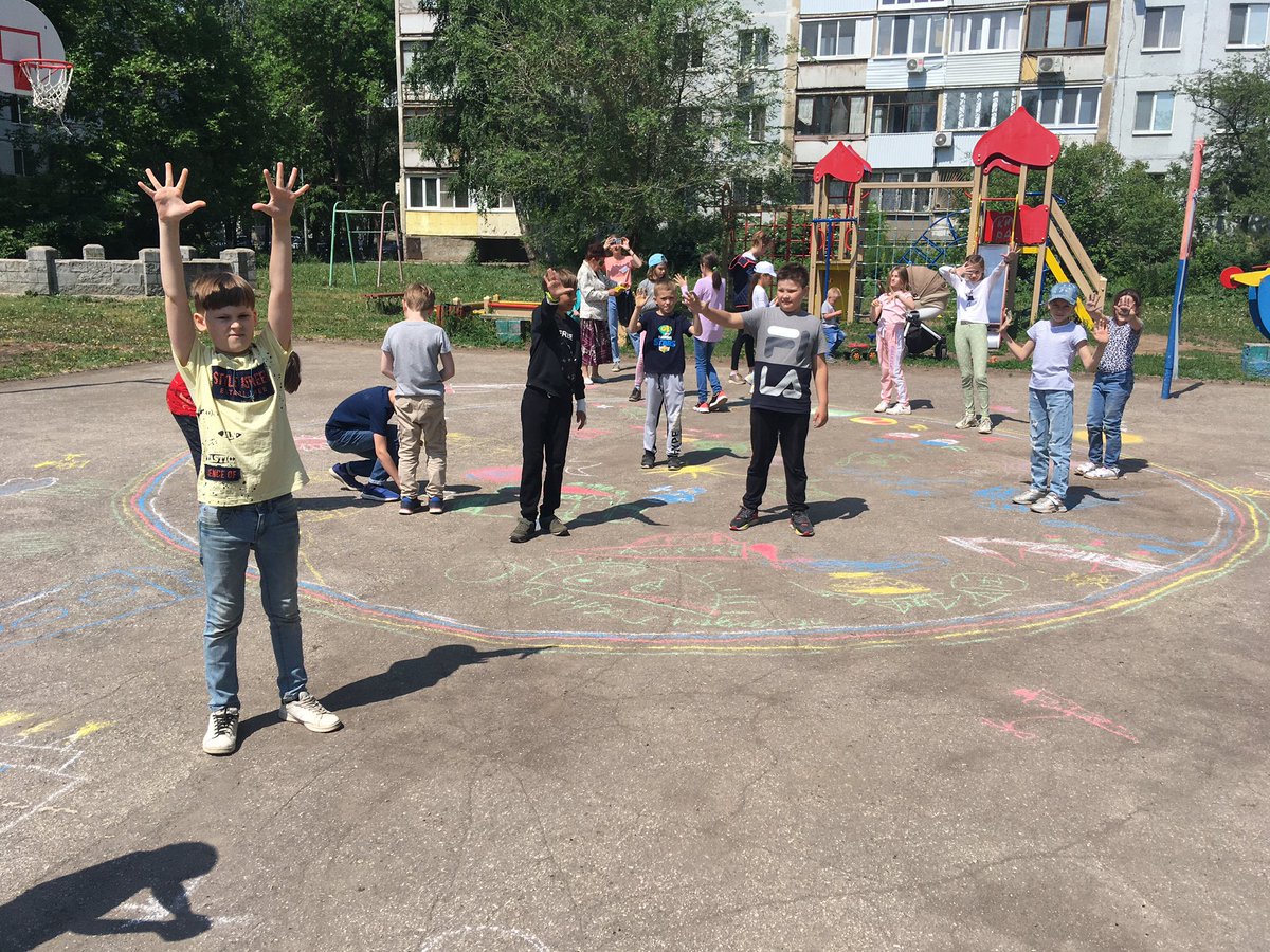 1 июня - День защиты детей. На дворовом празднике «Рисуем мир» под знакомые мелодии детских песен дети рисовали мелом на асфальте яркие картинки мира: солнце, дома, самолеты, животных, радугу... Каждый участник совместного творчества получил сладкий приз. <a href="/promadm/">Promadm.samara</a> @Semenov_A_S