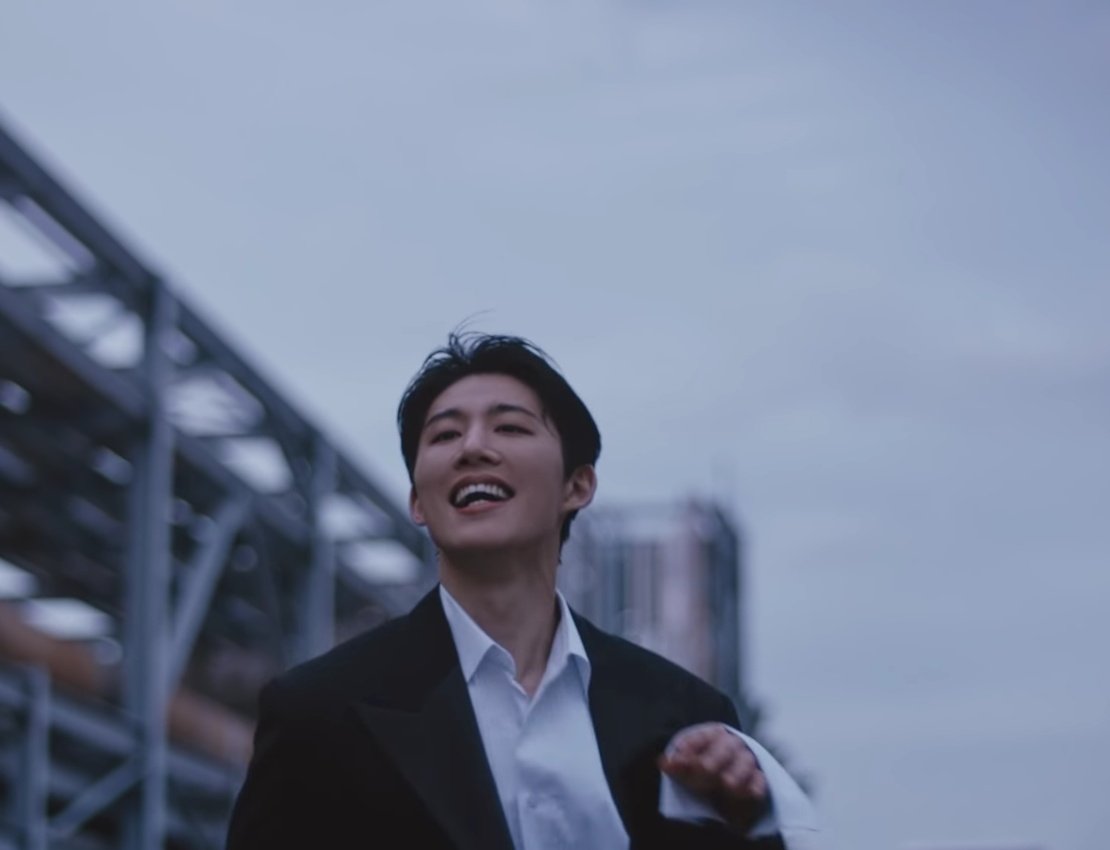 bobbmin's tweet photo. Omg just look at him. Look at him 😭
#1stFullAlbum
#WaterfallAlbumByBI 
#비아이와_해변에서_일라일라
@shxx131bi131 @131_label_ https://t.co/J0Qyg9aM6l