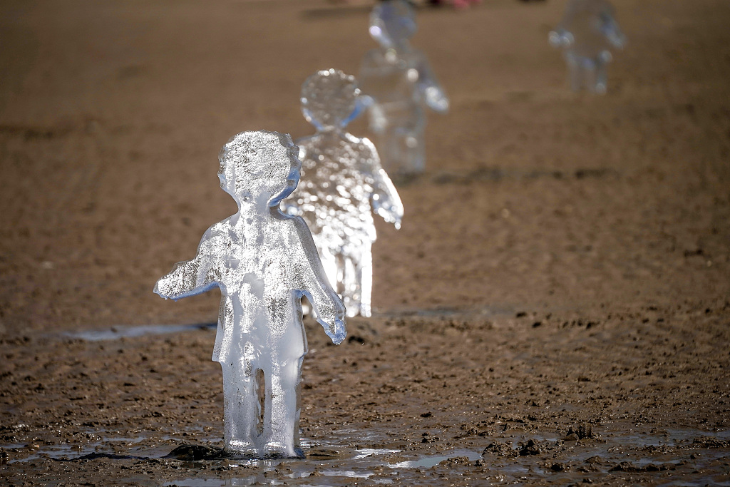 CGTNOfficial's tweet photo. A 120-meter sand artwork and 26 ice sculptures of children were created on New Brighton Beach to highlight global warming and the forthcoming 26th UN Climate Change Conference of the Parties (COP26) on Monday, in Wirral, Merseyside, in northwestern England. https://t.co/ITOtTQ3jk9