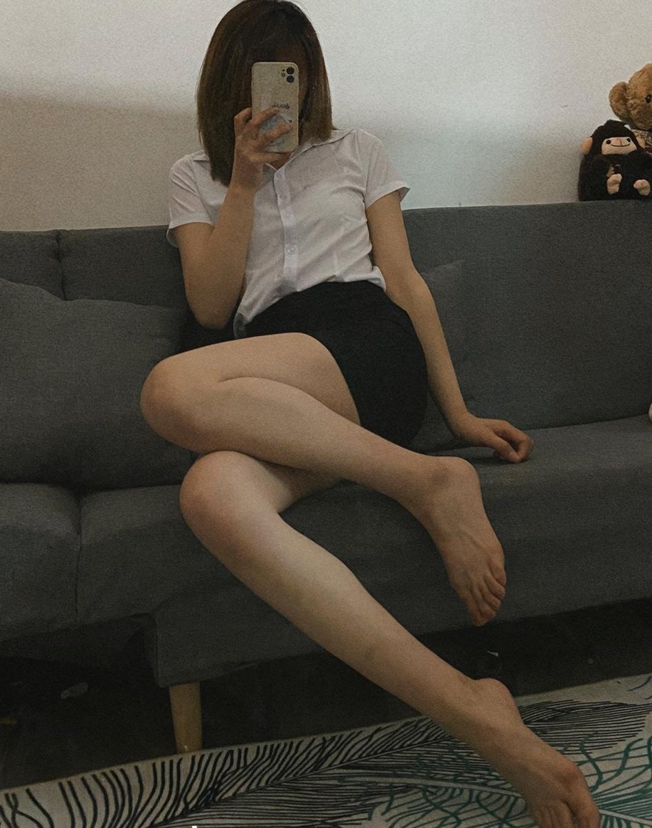 tttaaaticl's tweet photo. 穿黑丝穿马丁靴脚真的pang臭...脚一直都是黏糊糊的。不知道有没有狗下的了嘴..  #反差 #女攻 #女s #黑丝 #脚底 #足交 #舔脚  #恋足     #贱男 #男m   #字母圈 #足控福利 https://t.co/GWtPmrseer