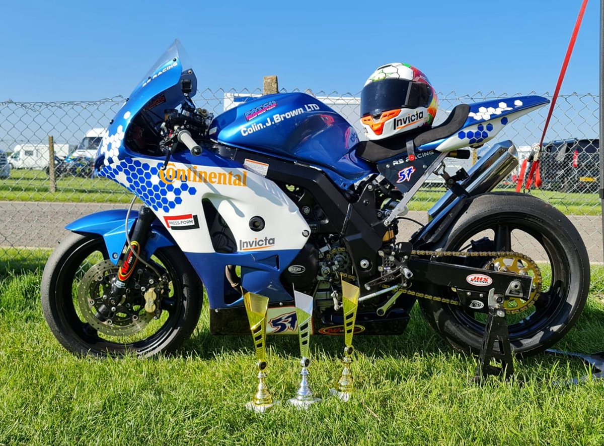 HeldBikeGear's tweet photo. A very good weekend for the Held racers at Cadwell Park at the @thundersportgb- multiple podiums and wins for Messrs Strafford, Smith and Barnes... 🏁🏆🏍️ Is that a KFC we see amongst the trophies? #heldriderequipment #thundersport https://t.co/0OAeNLxPJG