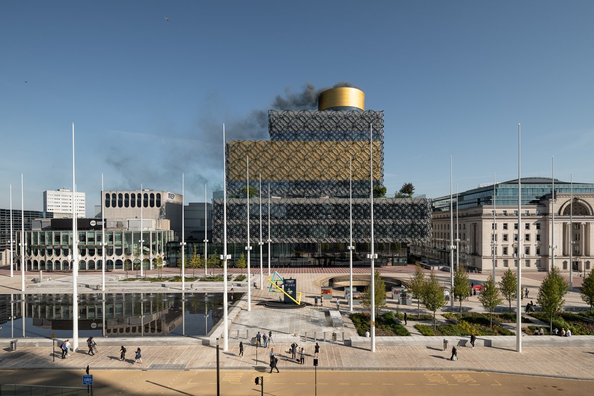 bytombird's tweet photo. Smoke released from @LibraryofBham showing the average NOx the #CleanAirZone will prevent people breathing in - every 10 seconds. #BrumBreathes @BhamCityCouncil photographed from @unibirmingham https://t.co/pNeV3QfP14