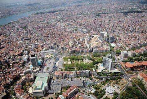 Beton yığınları arasında kalmış o yeşillik Gezi direnişi sayesinde var..
#GeziParkı 
#Gezi8yasında