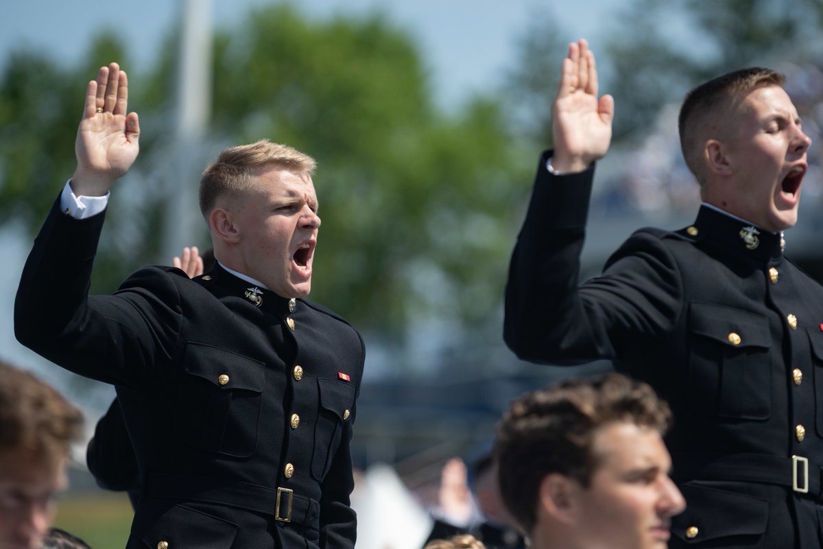 在日米海軍司令部 5月28日に行われた海軍兵学校の卒業式 任官式 白い制服は米海軍 黒い上着は海兵隊 の士官候補生 宣誓の際の力の入り具合に すでに違いが表れていますね