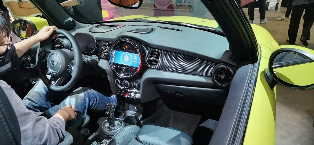 GIOMIC_jp's tweet photo. ／F56 LCI2、気になります👀＼
LCI2が日本でも発売となりました！各ディーラー様のショールームに続々と登場する新モデルに、ワクワクが止まりません😊
適合が判明した製品を随時お知らせしていきますので、乞うご期待！
#ジオミック #MINI #LCI2 https://t.co/BRO4l2fLMs