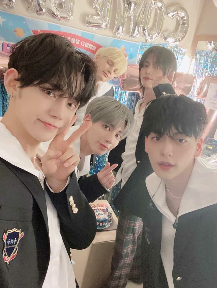 orderformoa's tweet photo. order: picnic 🧺🌾
for: you !
from: admin  and  ot5
💌: hi  moas!  i  hope  you  are  all  doing  well <3  txt's  cb  was  so  good  and  we  worked  really  hard !! keep  streaming  the  album  for  our boys  ^_^  also  happy  pride  month🏳‍🌈  you  are  valid  luv  u 🍰💗 https://t.co/XifYCMXRwG