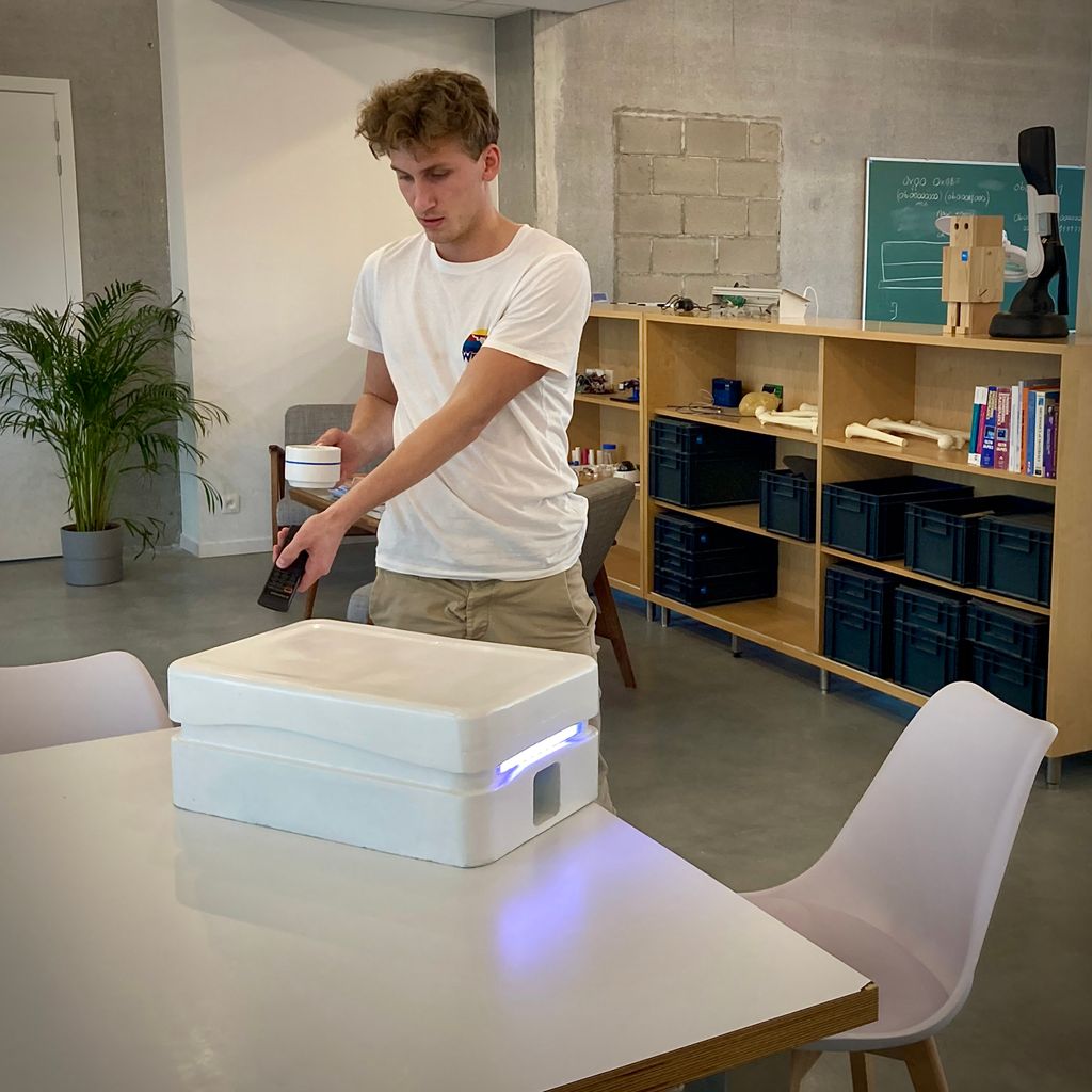 entstudiosbv's tweet photo. It's not always small talk during our coffee break. Exciting demo with Wout Belpaeme. 👌 #masterindustrialdesign #UGent #prototyping #perfectionism https://t.co/iq1g9uUPma