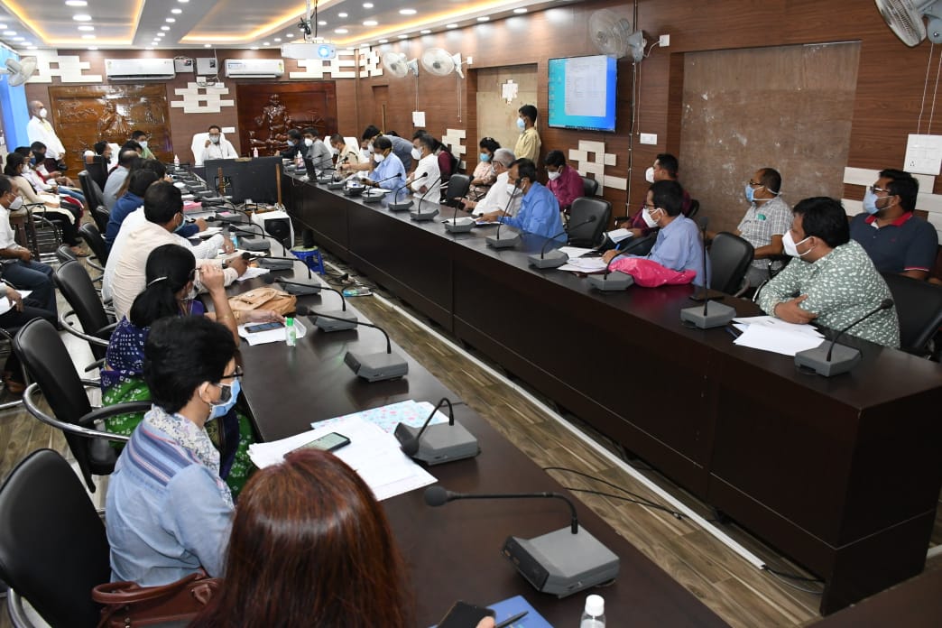 keshab_mahanta's tweet photo. Reviewed the overall #Covid19 status in #Lakhimpur dist @ DC office meet with MP @PradanBaruah, MLA @manabdeka, Pri. Secy Health, DHE Dir, DC, SP &amp; concern officials. Asked to conduct RT-PCR tests upto max.nos. &amp; set up 20 ICU &amp; 45 Oxygen beds with highest priority.@himantabiswa https://t.co/ZJ9m99KfaG