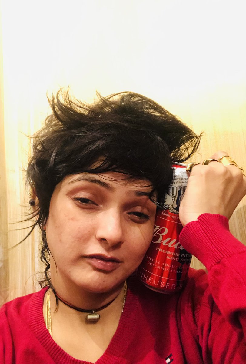 FRanawat's tweet photo. Beauty is in the eye of the beer holder. #summervibes #beauty #allinstyle #Budweiser #bollywoodlife @RanawatManisha @manisharanawatM https://t.co/ZHC0Y2mD4H