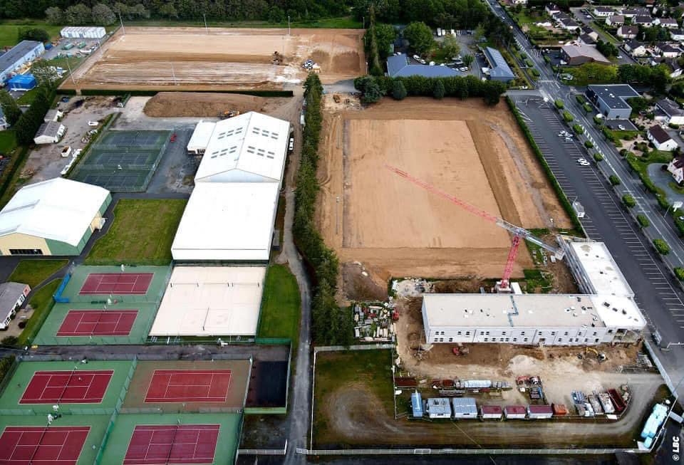 GilAverous's tweet photo. #LaVilleChange 🚧 - Les travaux de construction du nouveau centre de formation de football professionnel et des terrains d’entraînement avenue de La Châtre avancent vite. Un chantier porté par SCALIS et la Ville de Châteauroux pour le compte de @LaBerrichonne de Châteauroux. https://t.co/0BW04ee9qH